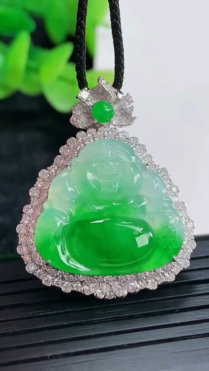 天然A货翡翠佛公吊坠尺寸34-26.5-10，裸石20-21重量:7.86g
4月17日