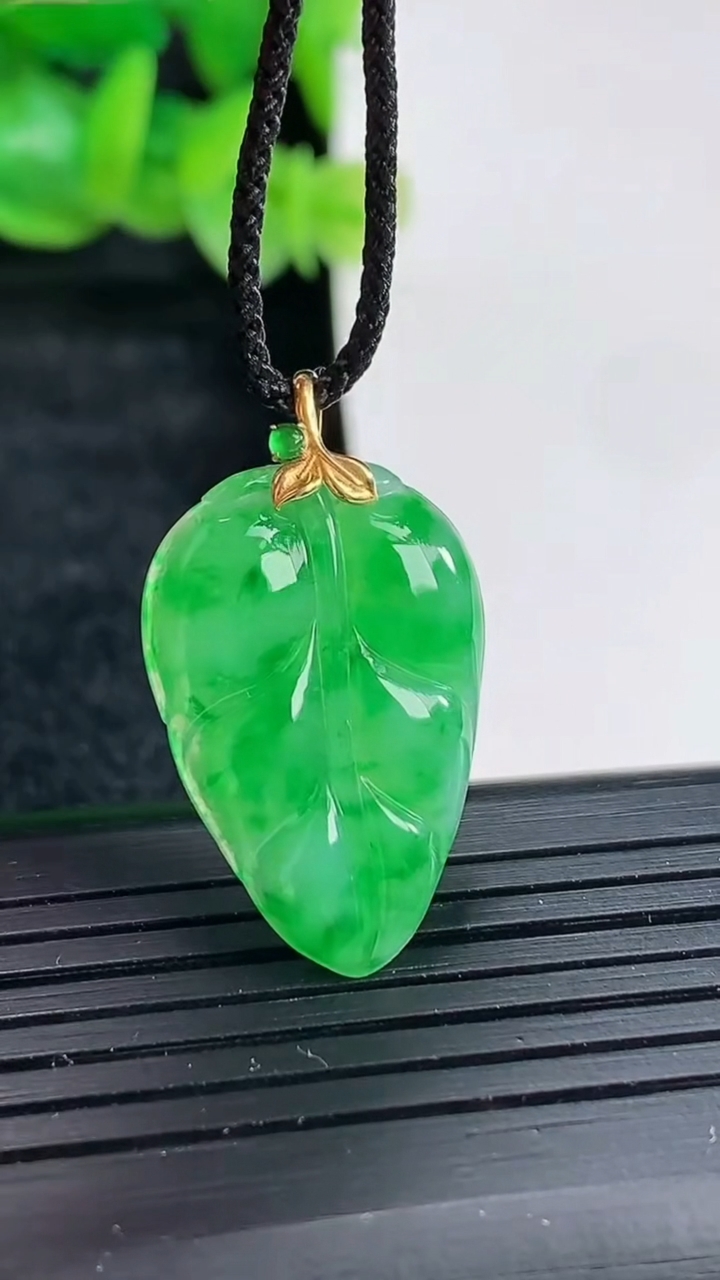 天然A货翡翠金枝玉叶 叶子吊坠尺寸22.5-17-2.8重量:2.51g
4月17日