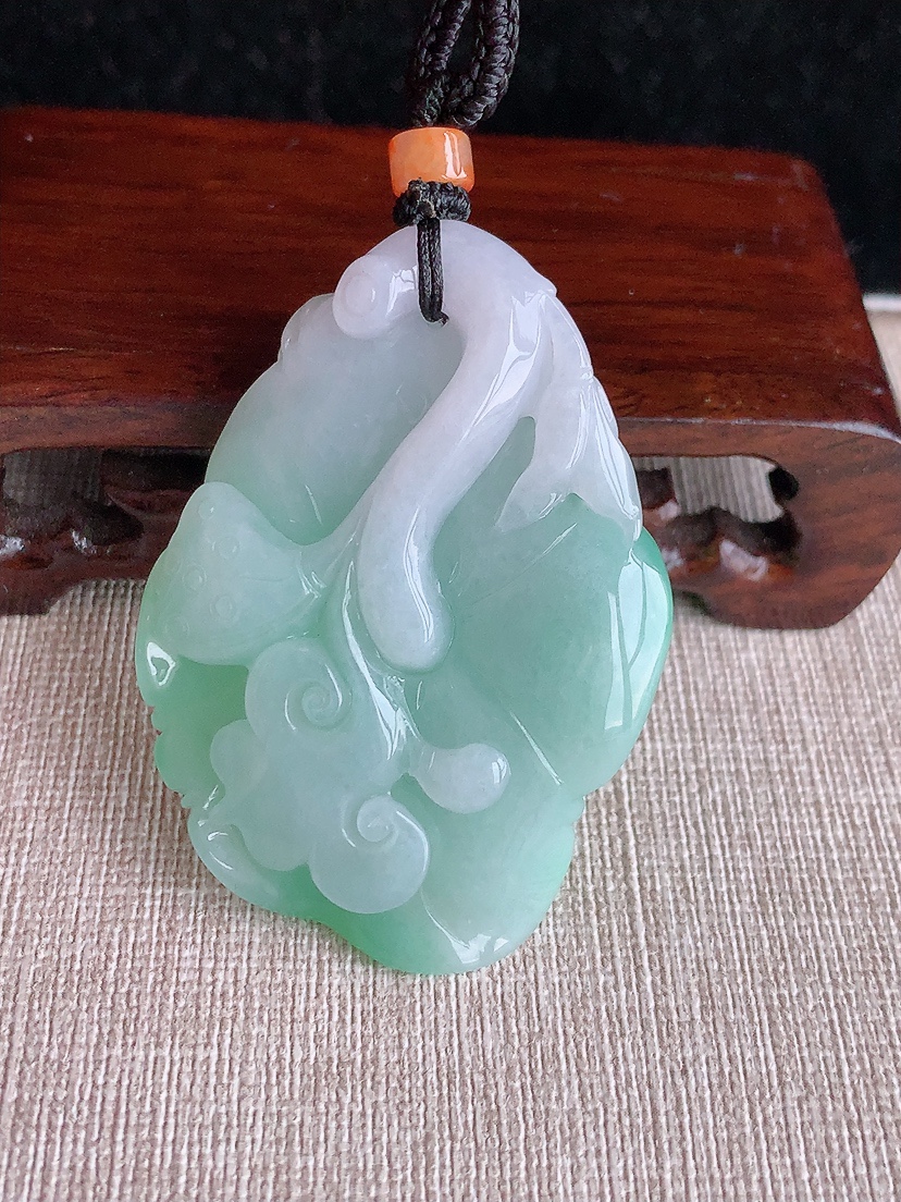 天然A货翡翠飘绿和和美美呱呱来财吊坠  
尺寸53.8-38.8-11.8mm 重量37.76g 0415