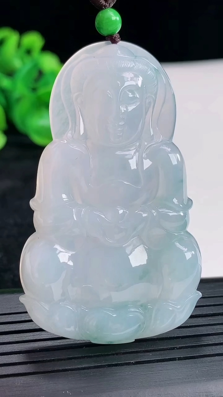 天然A货翡翠飘花正装观音吊坠尺寸58.6-36-6.2重量:21.91g
4月17日