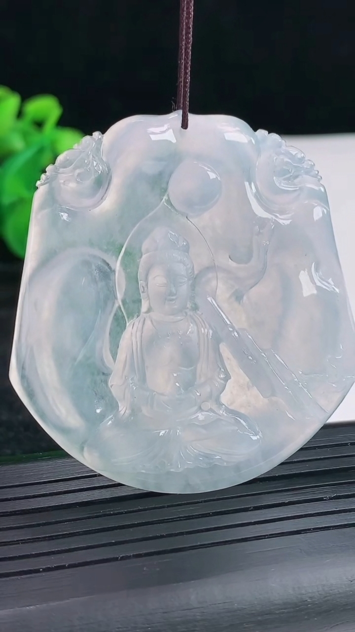 天然A货翡翠种白冰观音菩萨吊坠尺寸53-50-5.2重量:26.32g
4月17日