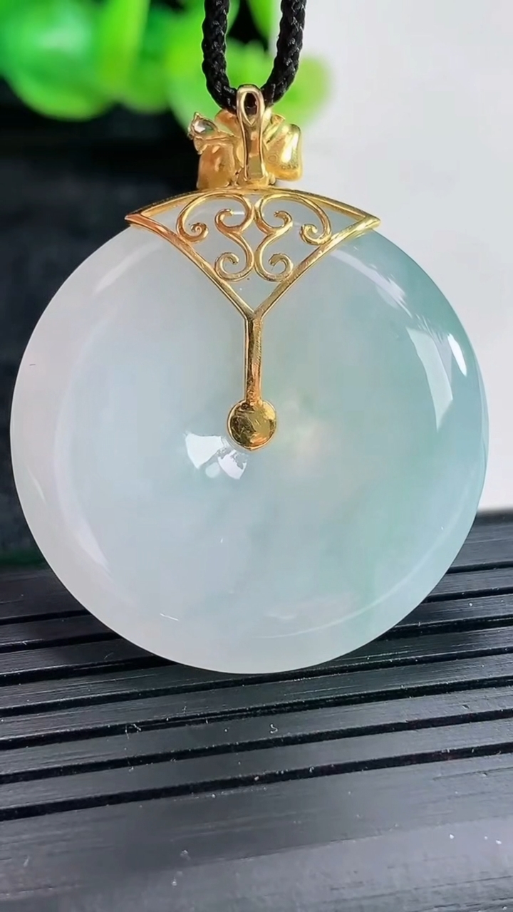 天然A货翡翠18k金飘花平安扣吊坠尺寸31-6重量:13.18g
4月17日