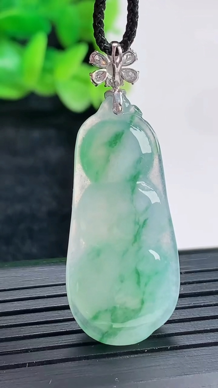 天然A货翡翠种飘花福豆吊坠尺寸34-16-7重量:6.05g
4月17日