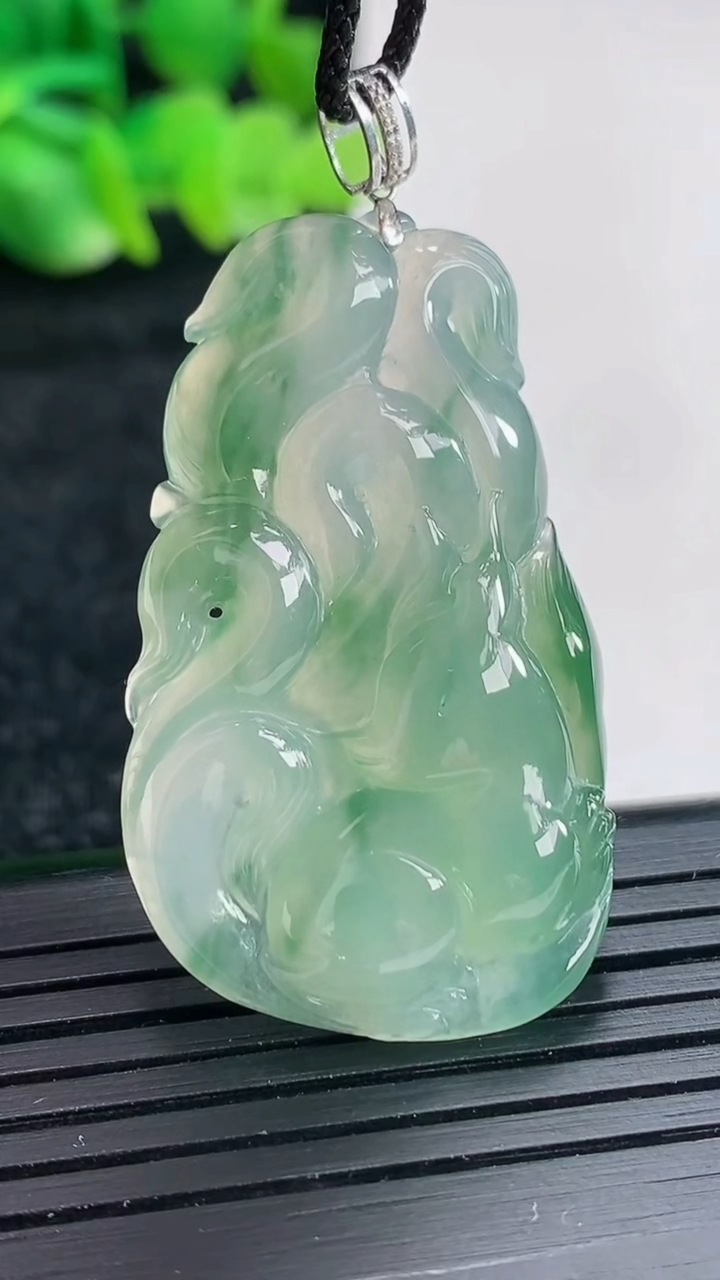 天然A货翡翠种飘花九尾狐吊坠尺寸39-24-6重量:9.55g
4月17日