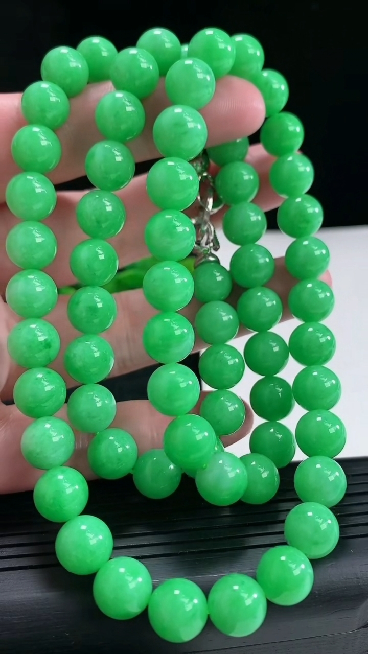 天然A货翡翠圆珠项链尺寸9.6-68颗重量:107.97g4月17日
工厂直销收藏佳品,种好水足，色泽均匀，有种有色，上手高大气！