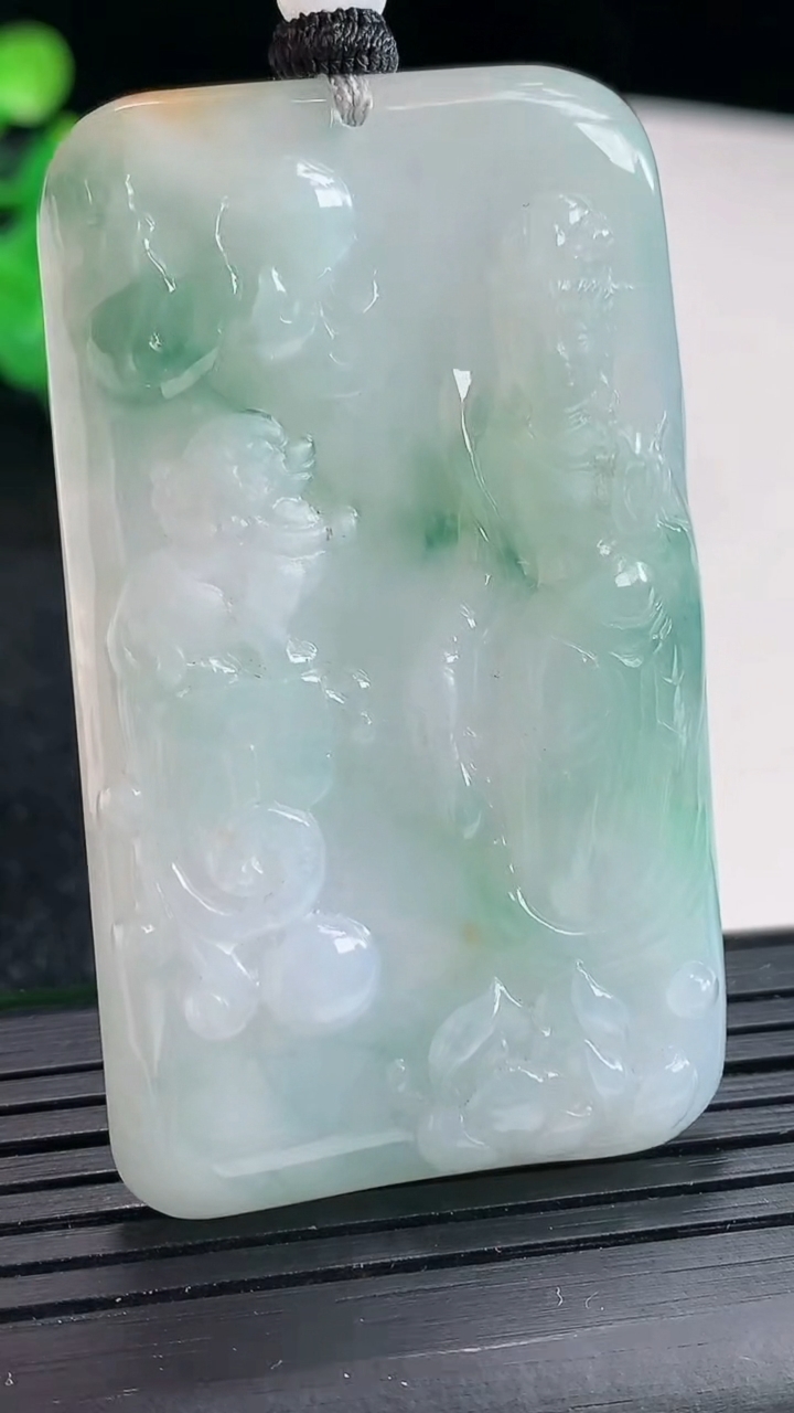 天然A货翡翠飘花文殊菩萨吊坠尺寸55-32-6重量:26.68g
4月17日