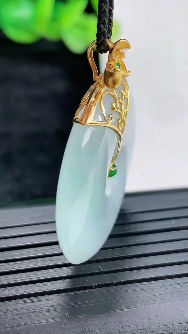 天然A货翡翠18k金飘花平安扣吊坠尺寸31-6重量:13.18g
4月17日