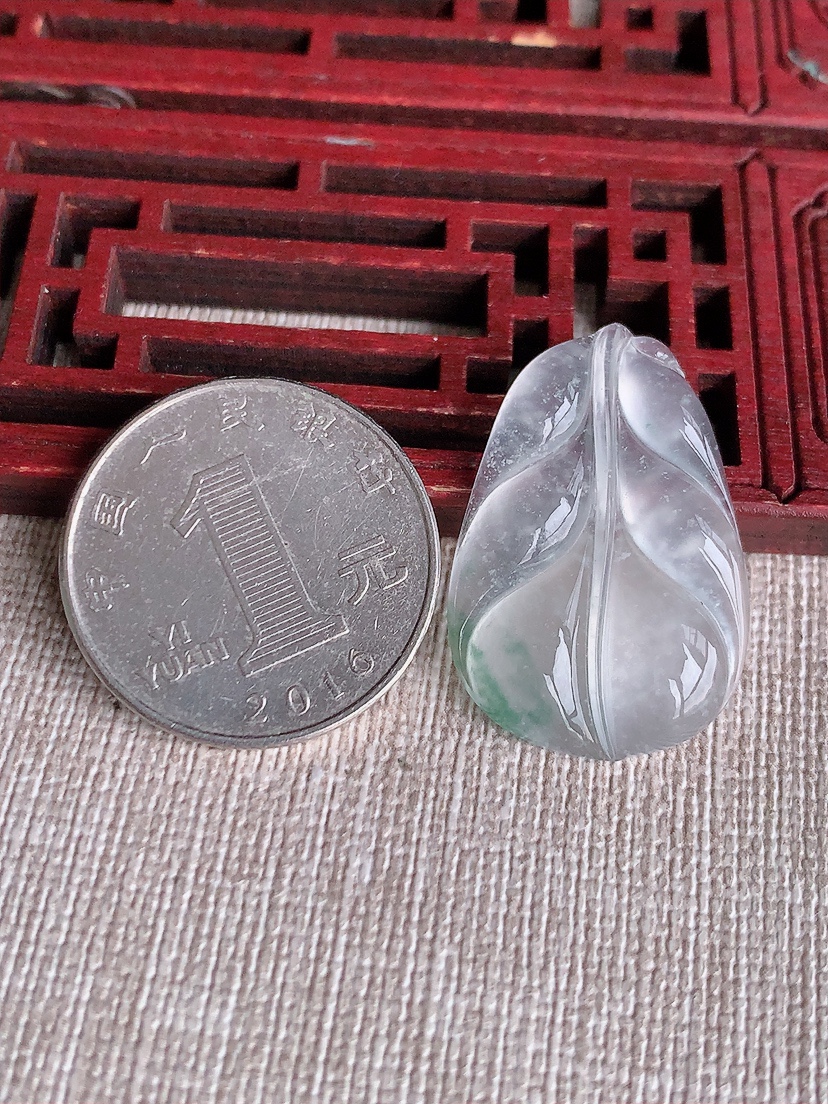 天然A货翡翠飘花叶子金枝玉叶镶嵌件 
尺寸29.5-19.8-4mm 重量4.45g 0415