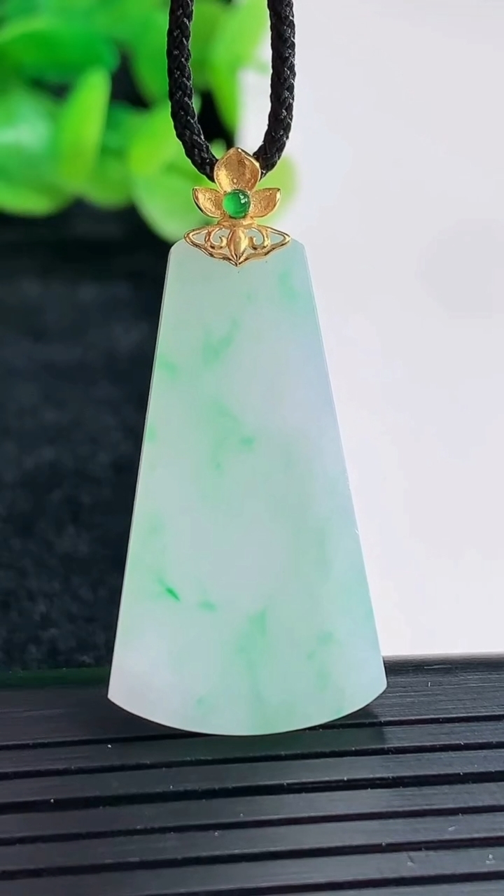 天然A货翡翠无事牌吊坠尺寸32-18-2.6重量:4.41g
4月17日