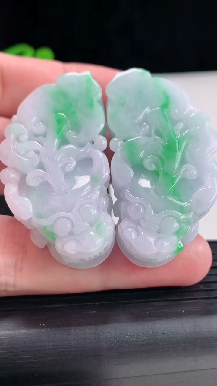 天然A货翡翠貔貅吊坠一对尺寸50-26-13重量:65.95g
4月17日