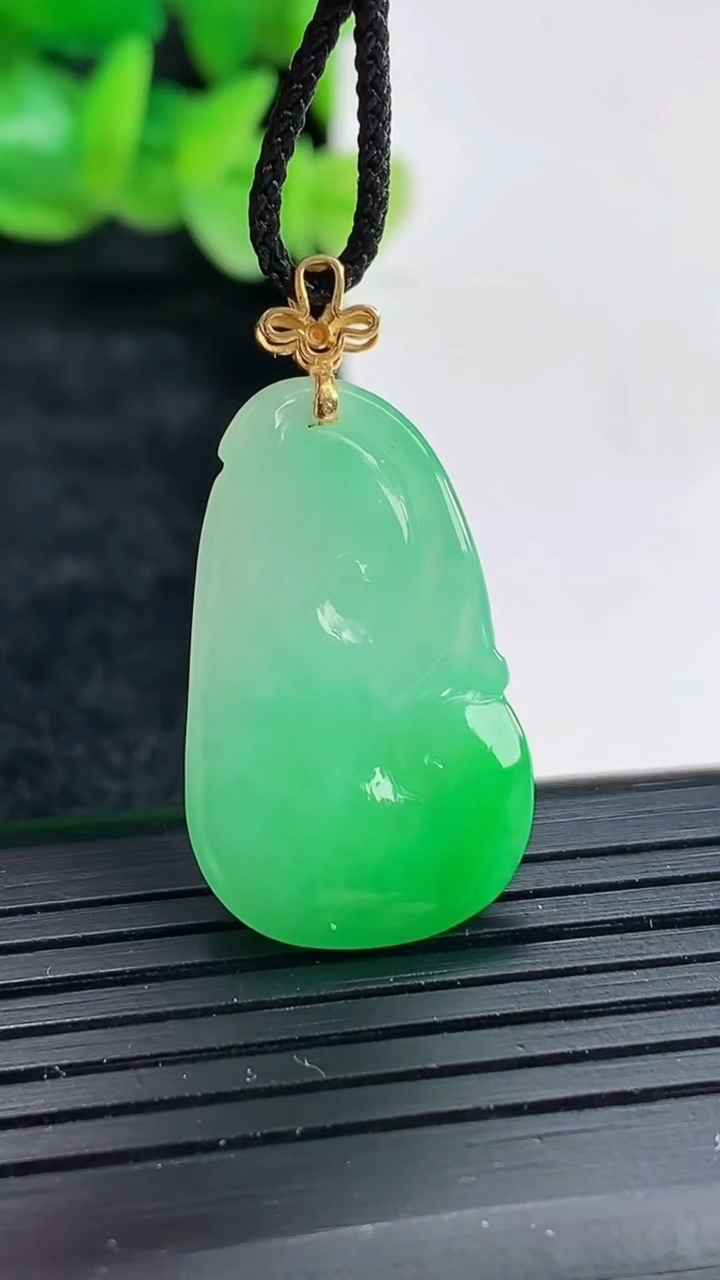 天然A货翡翠如意吊坠尺寸25-16.5-5.6重量:4.32g
4月17日