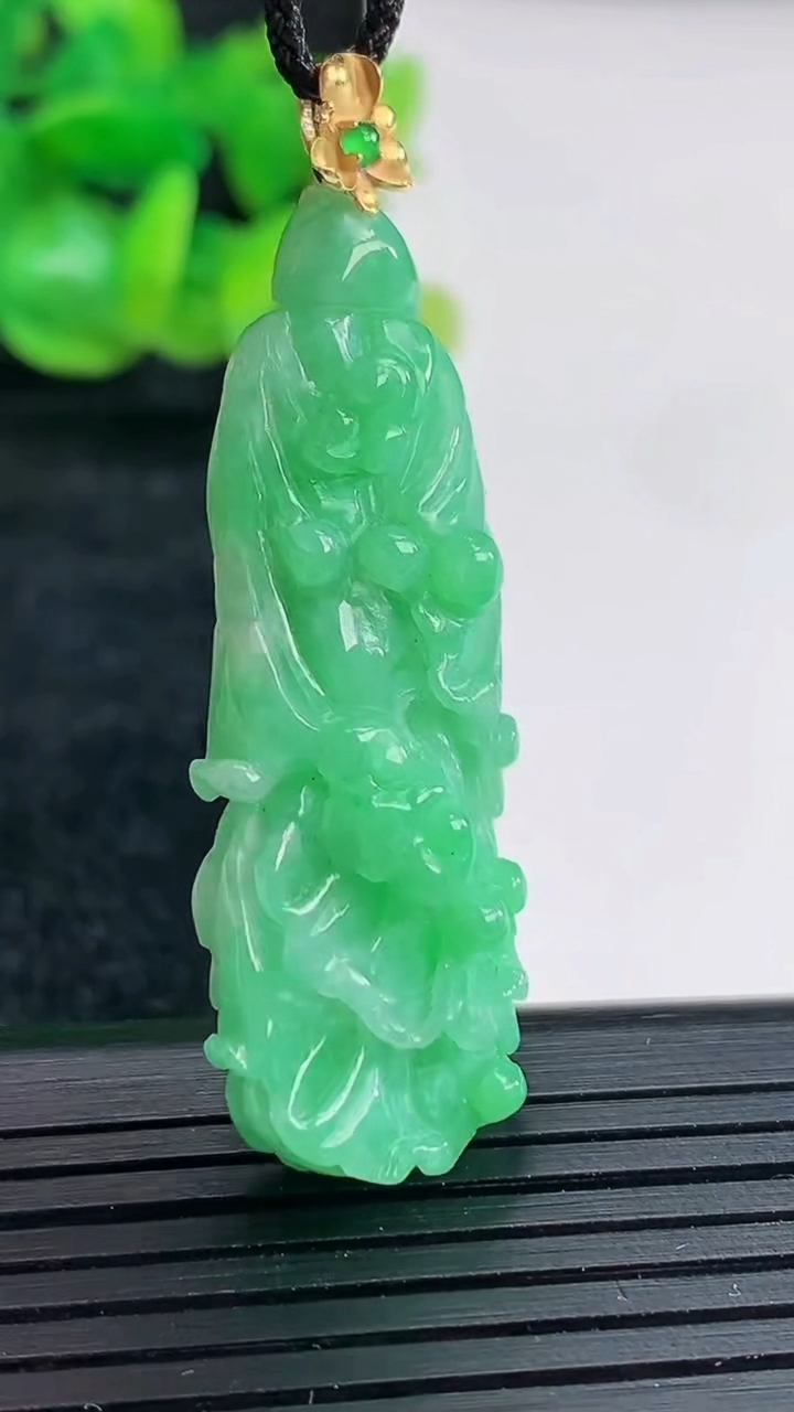 天然A货翡翠白菜吊坠尺寸43.6-18-11.6重量:12.17g
4月17日