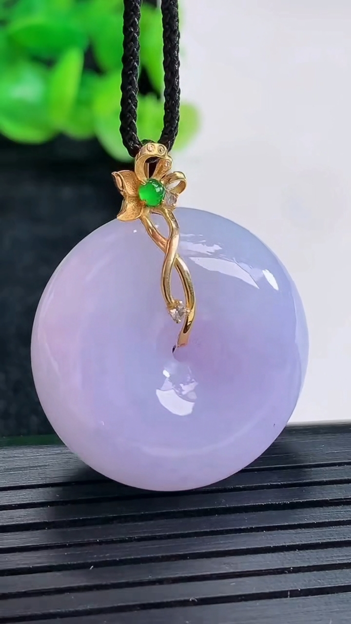 天然A货翡翠18k金紫罗兰平安扣吊坠尺寸28-12.5重量:21.03g
4月17日
