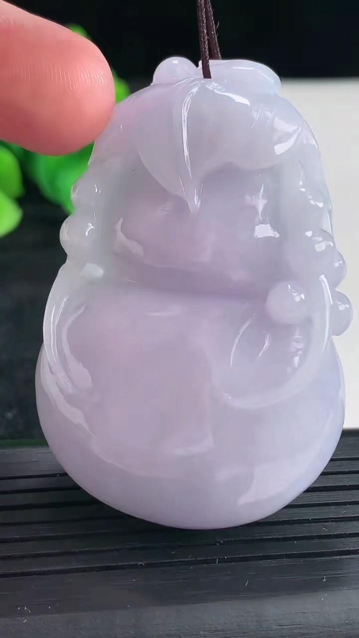 天然A货翡翠紫罗兰葫芦吊坠尺寸55.6-38.6-12.8重量:55.49g
4月17日