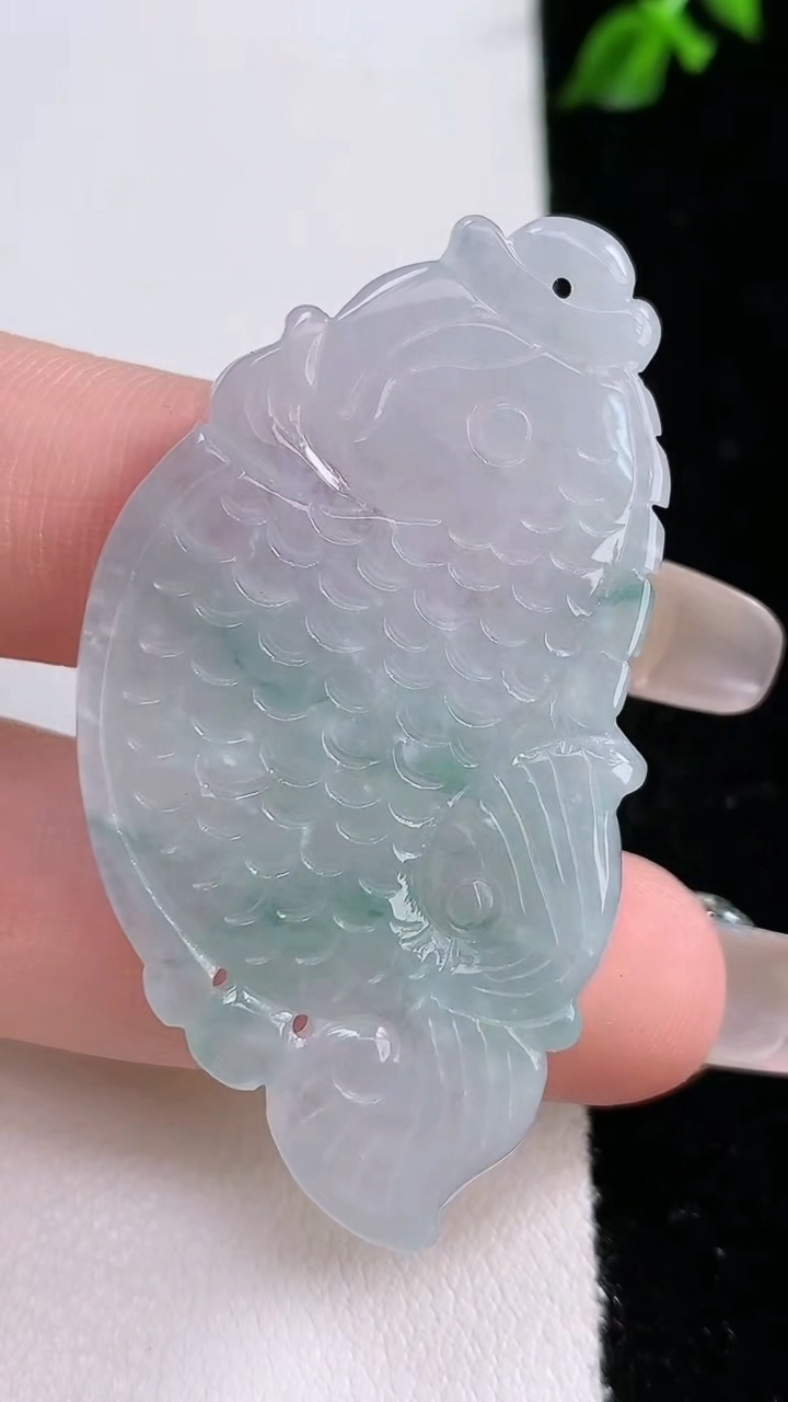 天然A货翡翠飘花年年有余吊坠，尺寸49.8-27.7-5，重:12.53g
4月17日