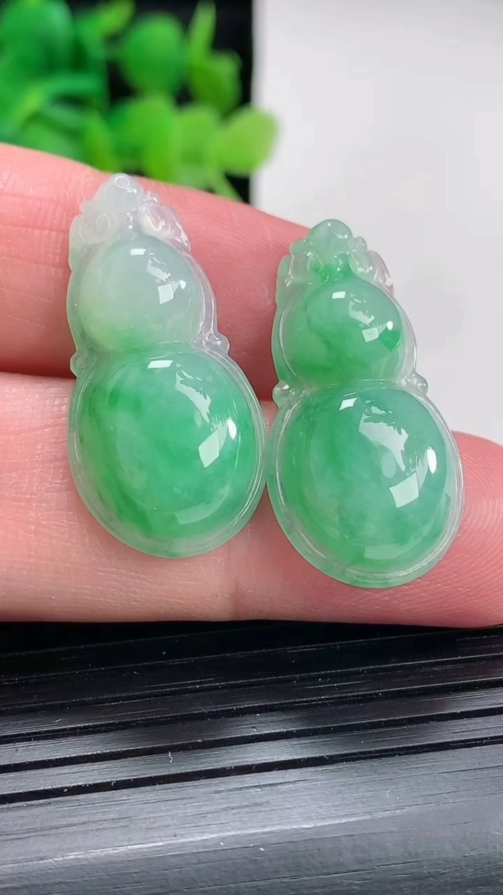 天然A货翡翠葫芦吊坠一对尺寸29-15-5.2重量:6.89g
4月17日