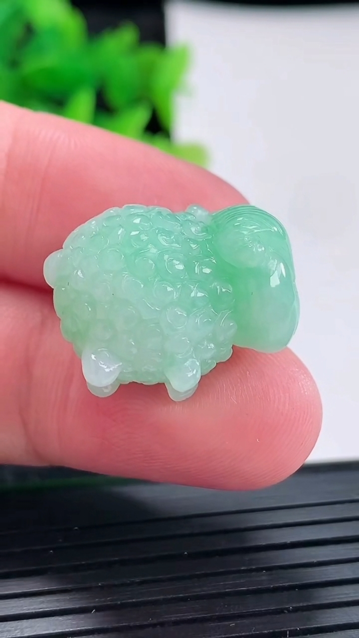 天然A货翡翠生肖羊吊坠尺寸21.6-17.6-13重量:8.11g
4月17日