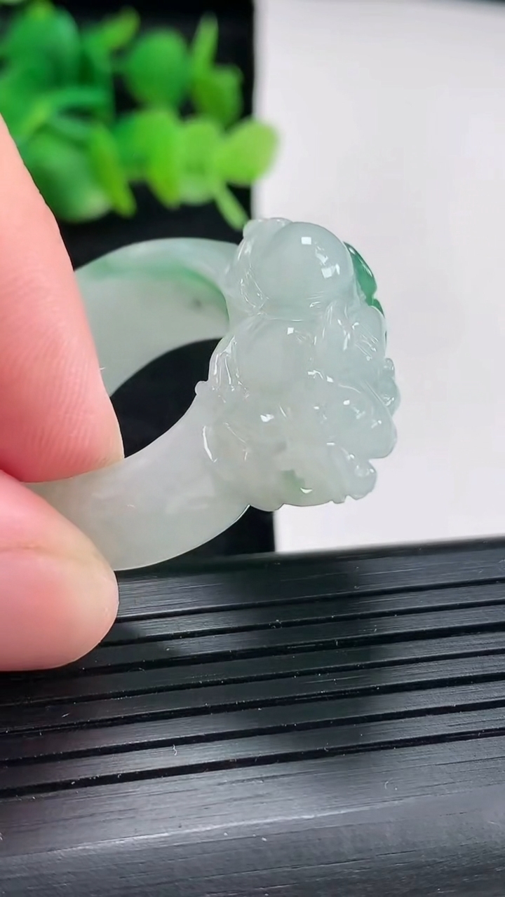 天然A货翡翠貔貅玉戒指扳指尺寸21-13-15重量:16.40g2026年4月17日
工厂直销收藏佳品,种好水足，色泽均匀，有种有色，上手高大气！