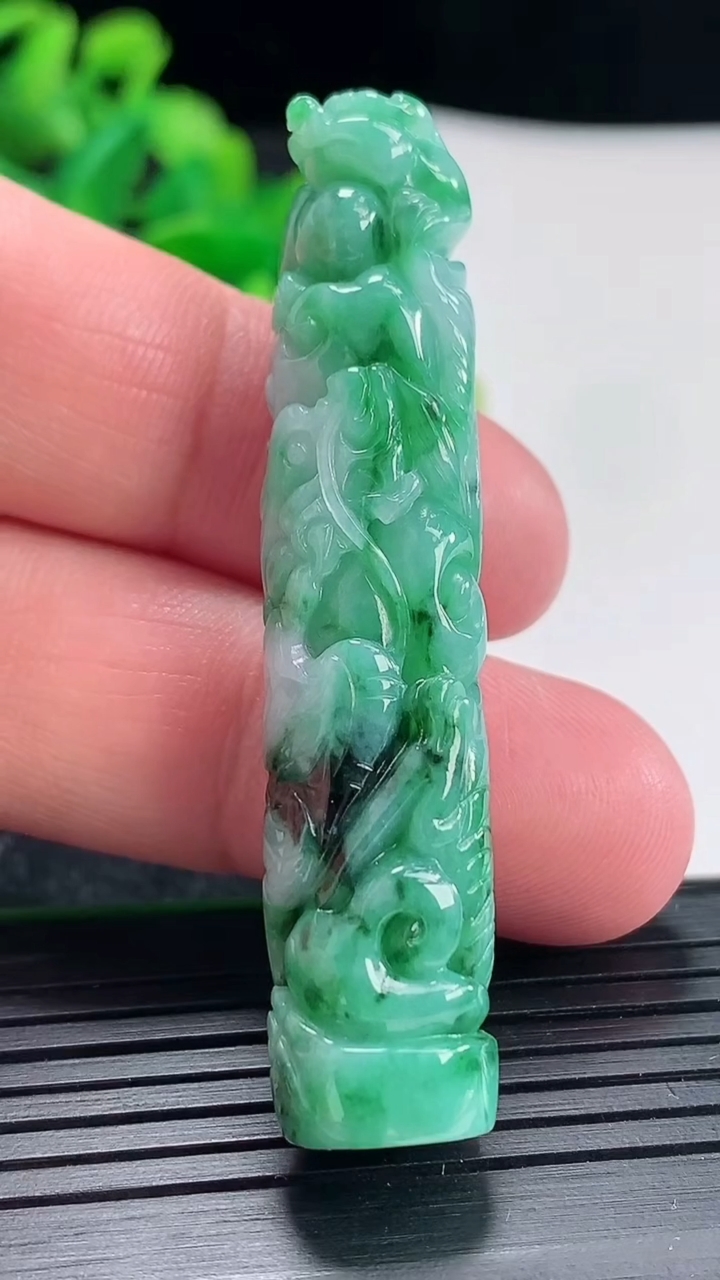 天然A货翡翠貔貅印章吊坠尺寸56.6-12.5重量:19.18g
4月17日