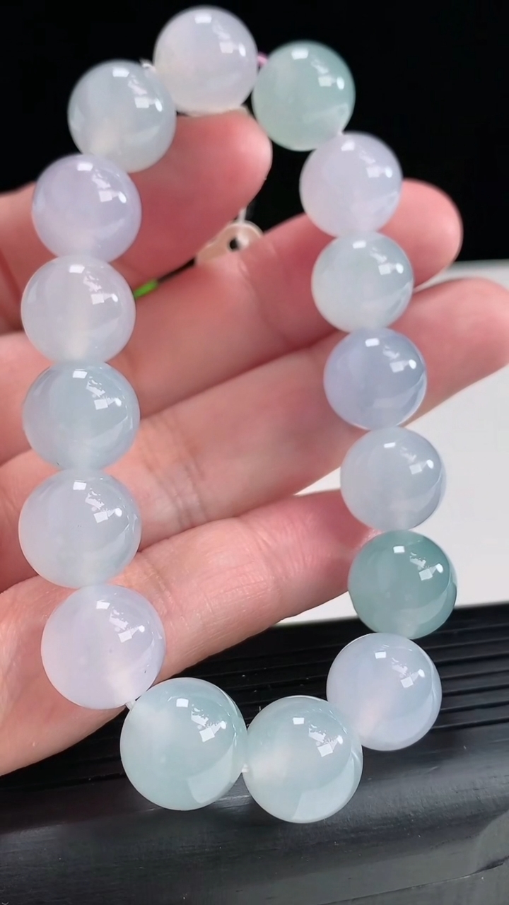 天然A货翡翠圆珠手串尺寸12.5-16颗重量:53.42g4月17日
工厂直销收藏佳品,种好水足，色泽均匀，有种有色，上手高大气！