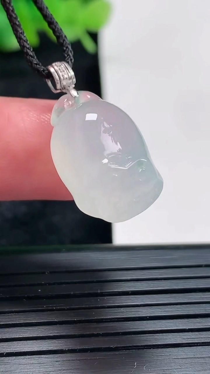 天然A货翡翠18k金飘花莲蓬吊坠尺寸20-13-10重量:4.65g
4月17日