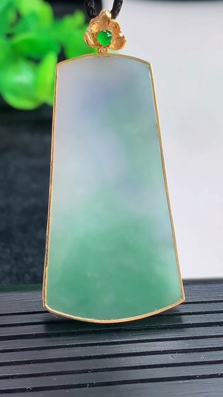 天然A货翡翠无事牌吊坠尺寸51-23-4，裸石43-23重量:10.43g
4月17日
