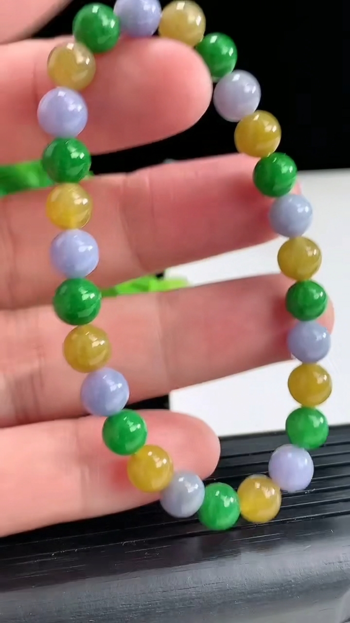 天然A货翡翠三彩圆珠手串尺寸6.6-26颗重量:13.58g4月17日
工厂直销收藏佳品,种好水足，色泽均匀，有种有色，上手高大气！