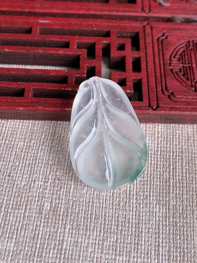 天然A货翡翠飘花叶子金枝玉叶镶嵌件 
尺寸29.5-19.8-4mm 重量4.45g 0415