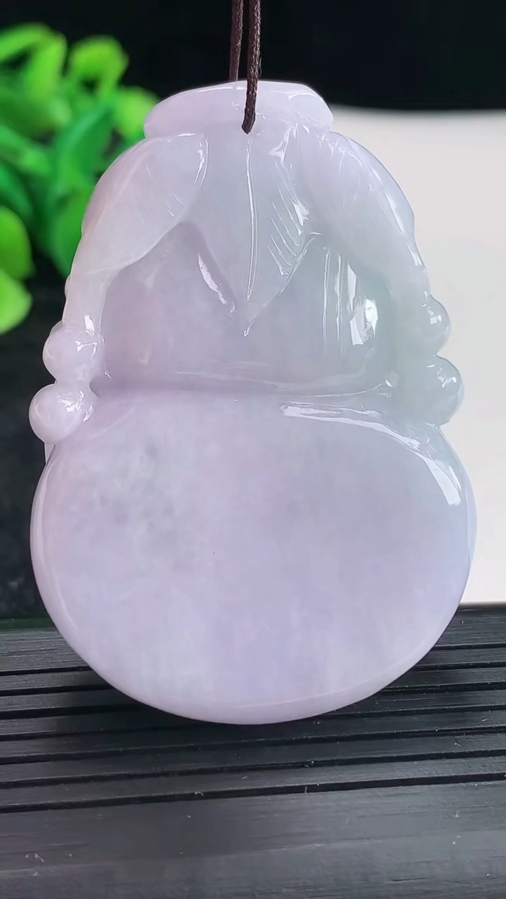 天然A货翡翠紫罗兰葫芦吊坠尺寸55.6-38.6-12.8重量:55.49g
4月17日
