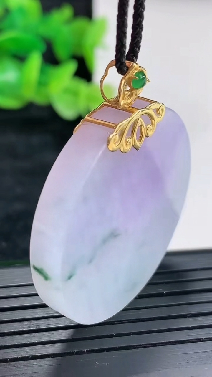 天然A货翡翠18k金紫罗兰飘花无事牌吊坠尺寸36-5.5重量:18.89g
4月17日