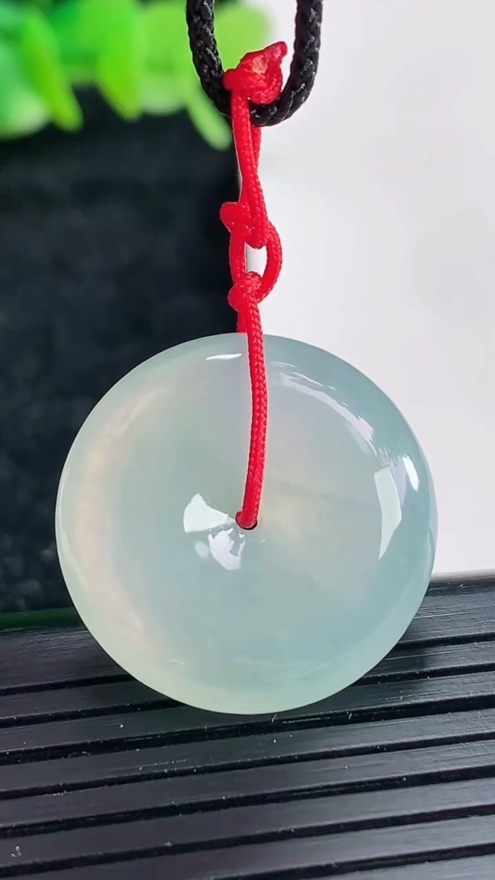 天然A货翡翠飘花平安扣吊坠尺寸23.6-6重量:6.80g
4月17日