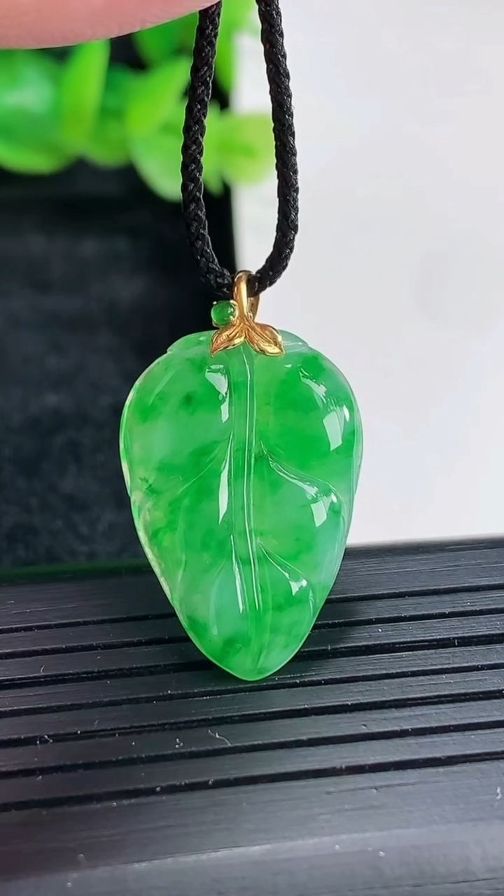 天然A货翡翠金枝玉叶 叶子吊坠尺寸22.5-17-2.8重量:2.51g
4月17日