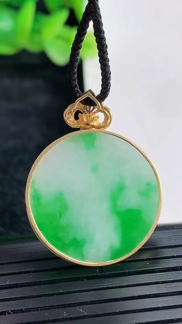 天然A货翡翠无事牌吊坠尺寸30.5-23-3.3，裸石23重量:5.00g
4月17日