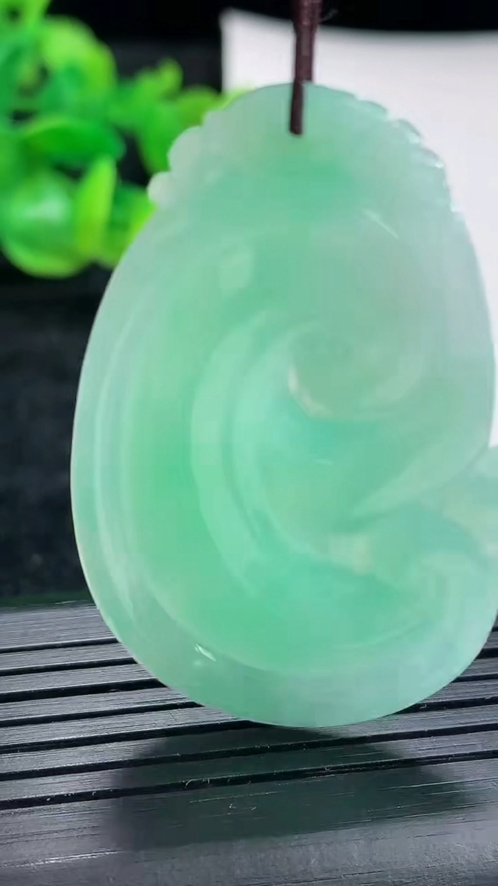 天然A货翡翠如意吊坠尺寸50-31-4.2重量:12.08g
4月17日