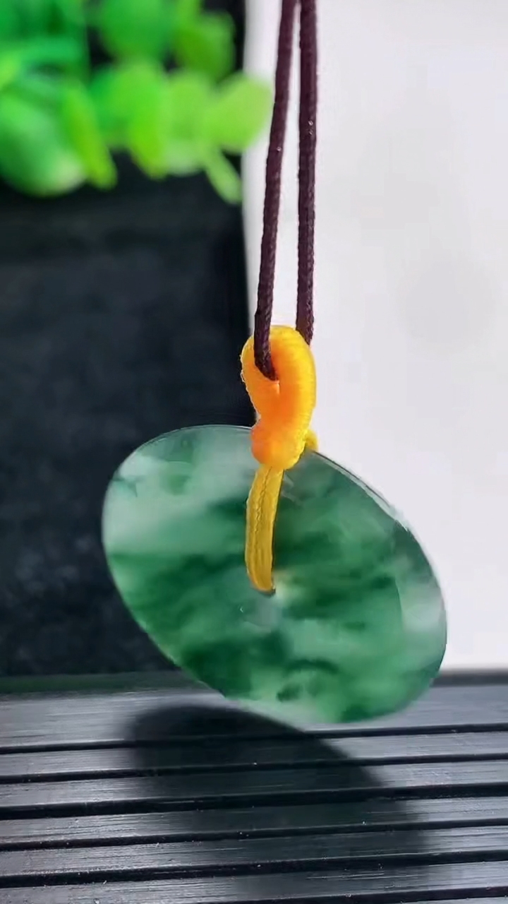 天然A货翡翠冰种飘花平安扣吊坠尺寸24-4重量:4.96g
4月17日