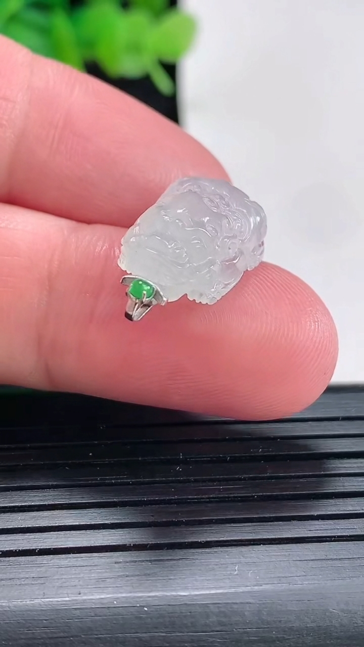 天然A货翡翠种白冰貔貅吊坠尺寸17-11.5-7.5重量:2.59g
4月17日