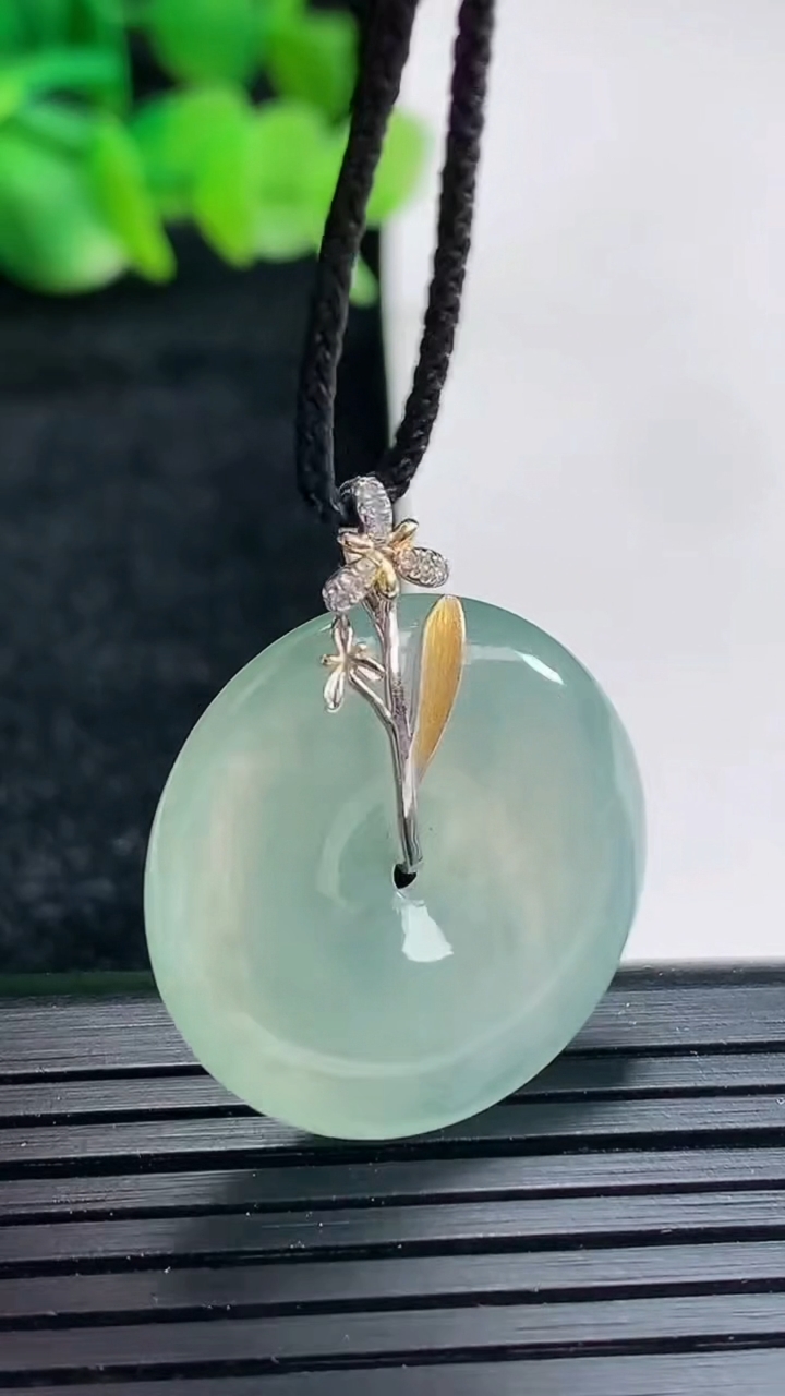 天然A货翡翠平安扣吊坠尺寸23.6-5重量:6.72g
4月17日