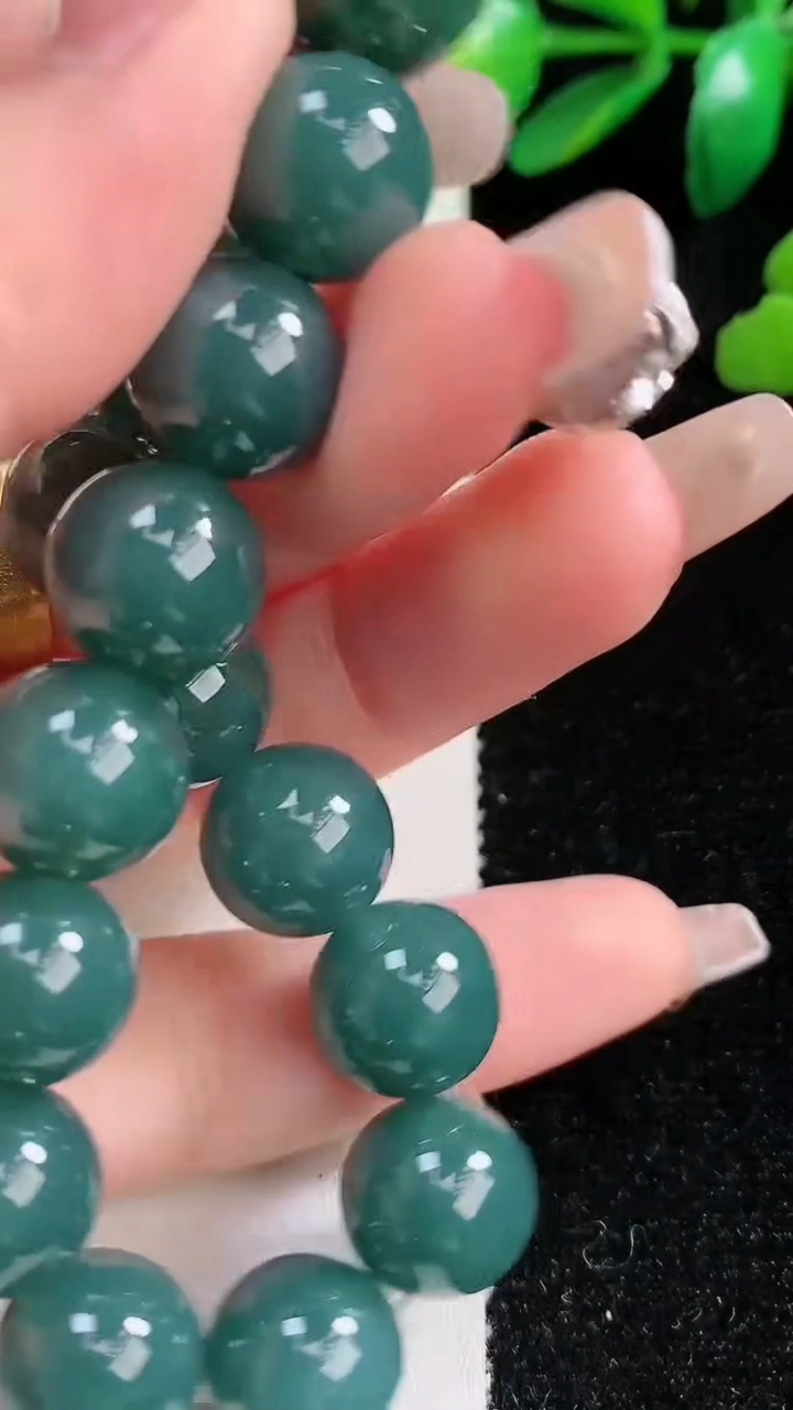 天然A货翡翠圆珠手串，尺寸11.8-18颗，重:50.08g4月17日
工厂直销收藏佳品,种好水足，色泽均匀，有种有色，上手高大气！