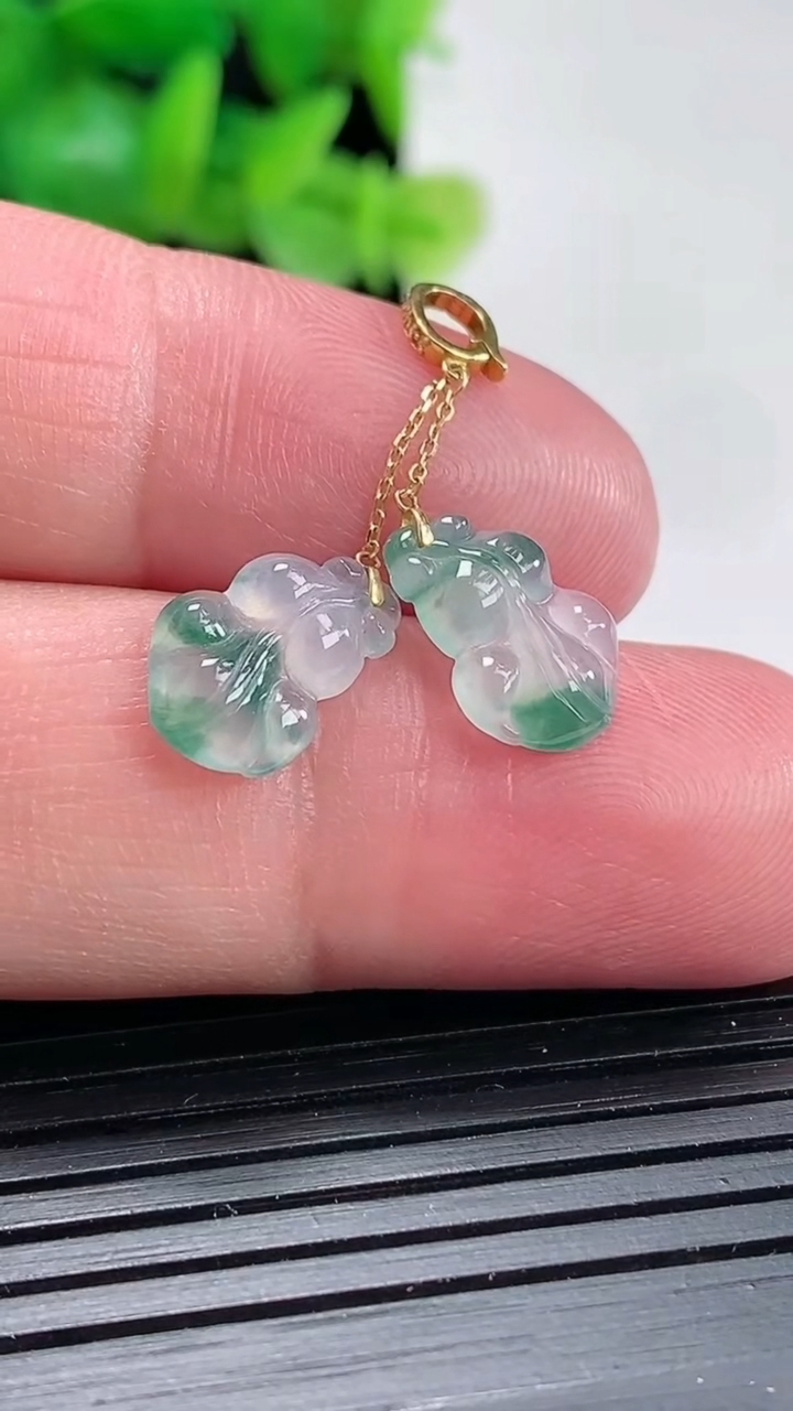 天然A货翡翠种飘花年年有余吊坠尺寸12.5-8.5-2.5重量:1.10g
4月17日