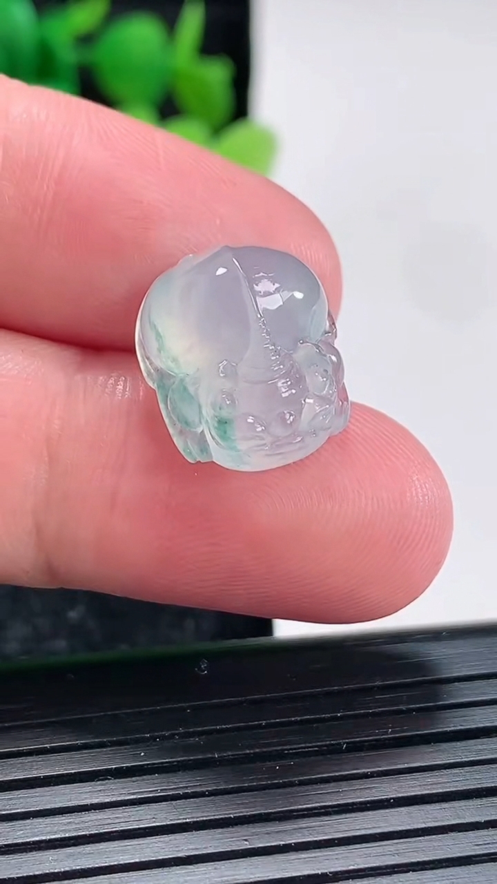 天然A货翡翠冰种飘花貔貅镶嵌件尺寸15-14-8重量:2.78g
4月17日