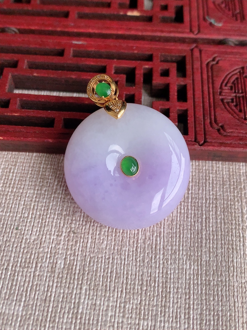 天然A货翡翠18K金镶嵌紫罗兰平安扣吊坠 
尺寸35.8-27.8-10.8mm 重量20.46g 0415