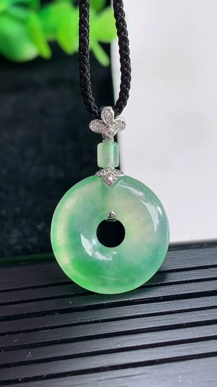 天然A货翡翠子母平安环吊坠尺寸18.5-3.5重量:2.72g
4月17日