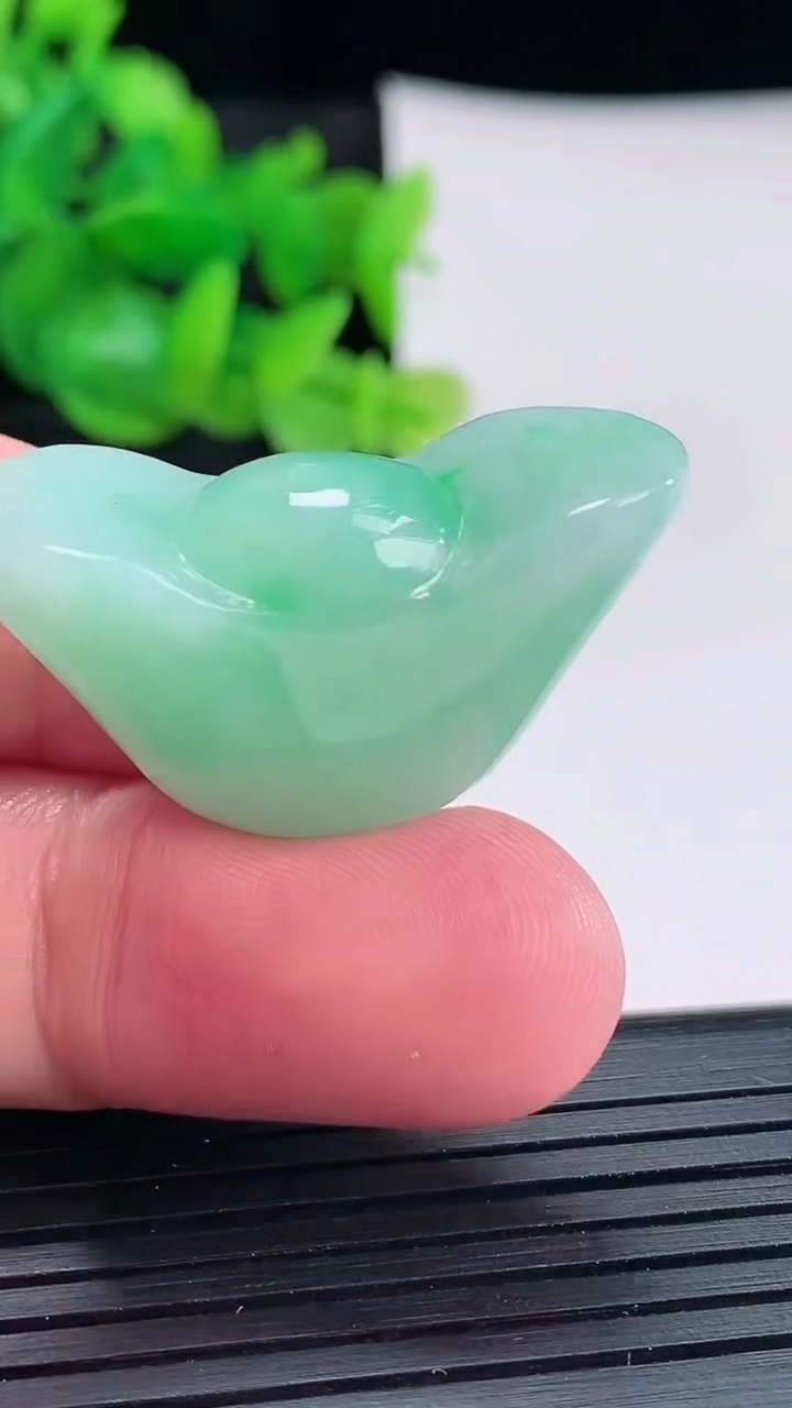 天然A货翡翠元宝吊坠尺寸34-19-12重量:14.74g
4月17日