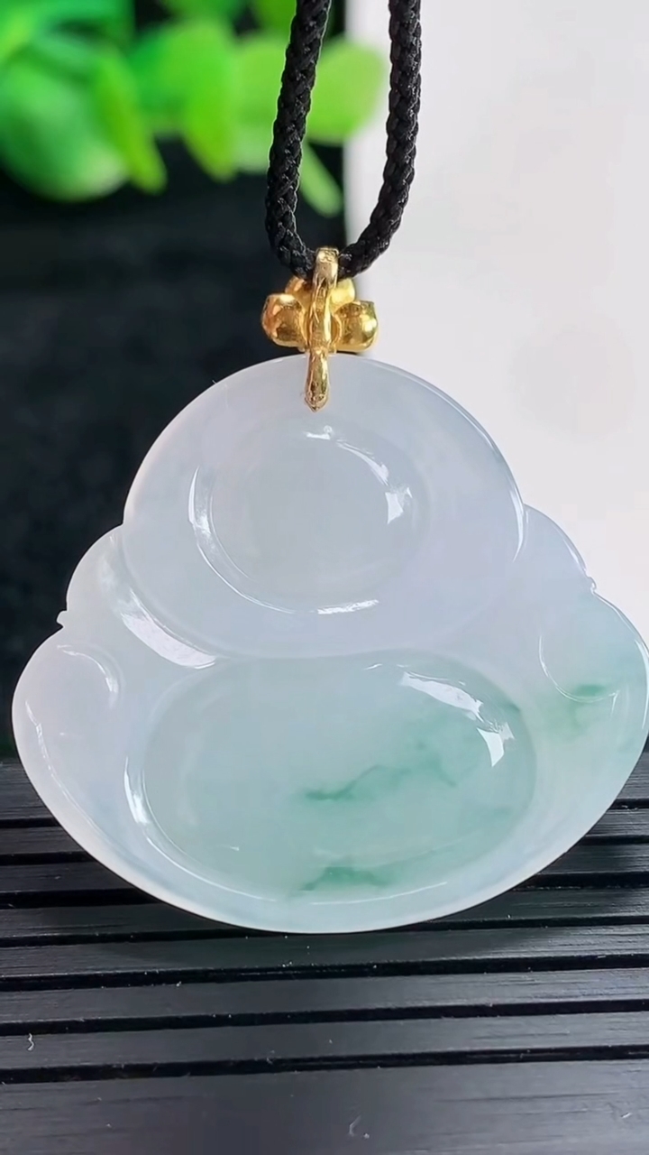 天然A货翡翠18k金飘花佛公吊坠尺寸28.5-31.5-5.5重量:8.23g
4月17日