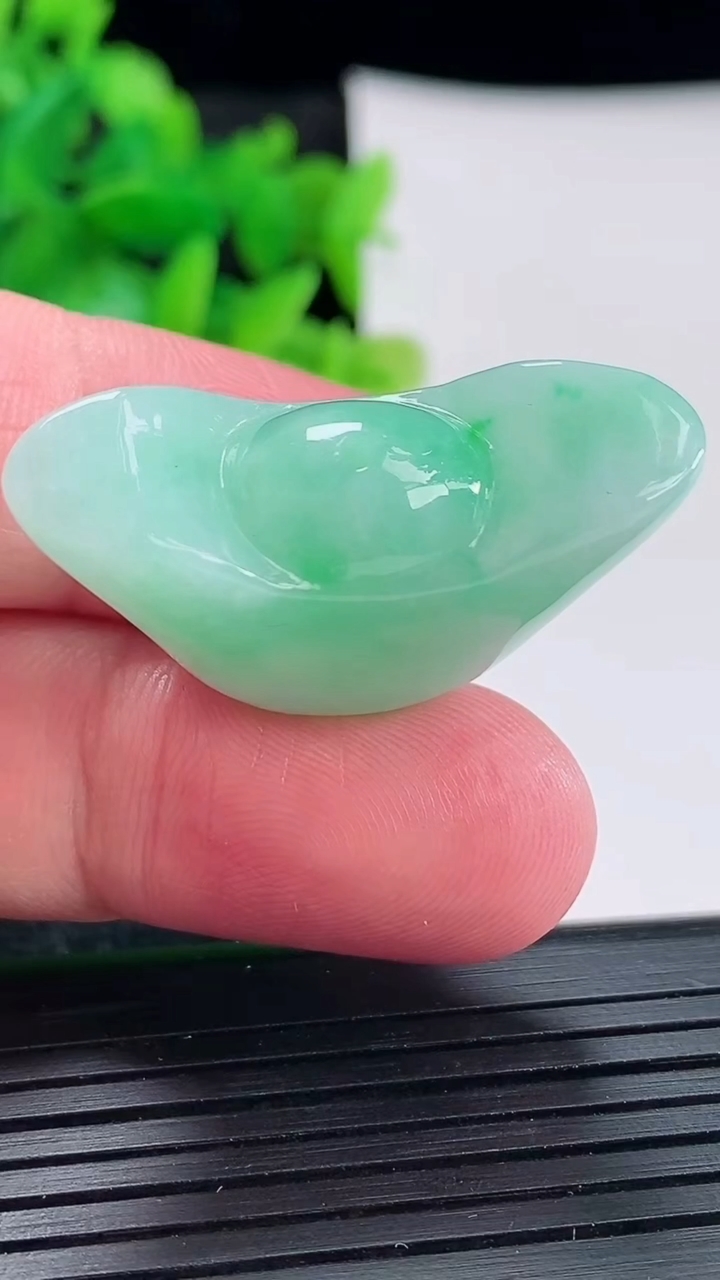 天然A货翡翠元宝吊坠尺寸34-19-12重量:14.74g
4月17日