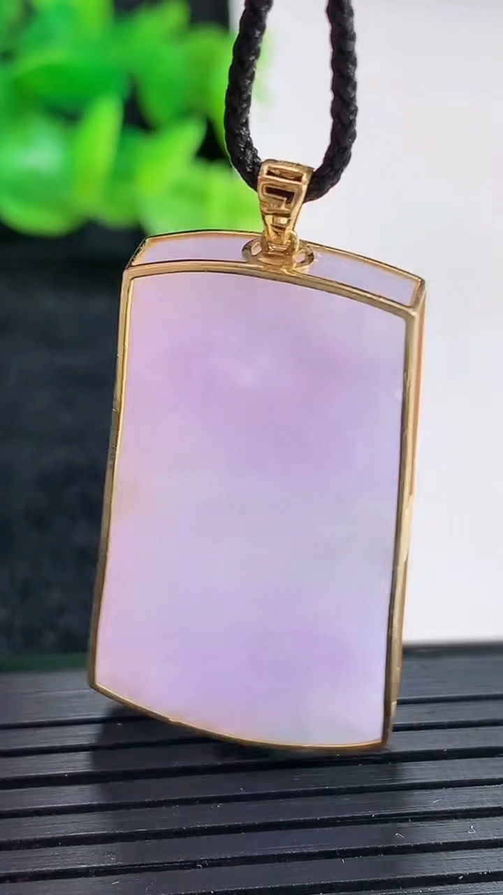 天然A货翡翠18k金春带彩 紫罗兰无事牌吊坠尺寸38.5-21-4.6，裸石35-20重量:10.07g
4月17日