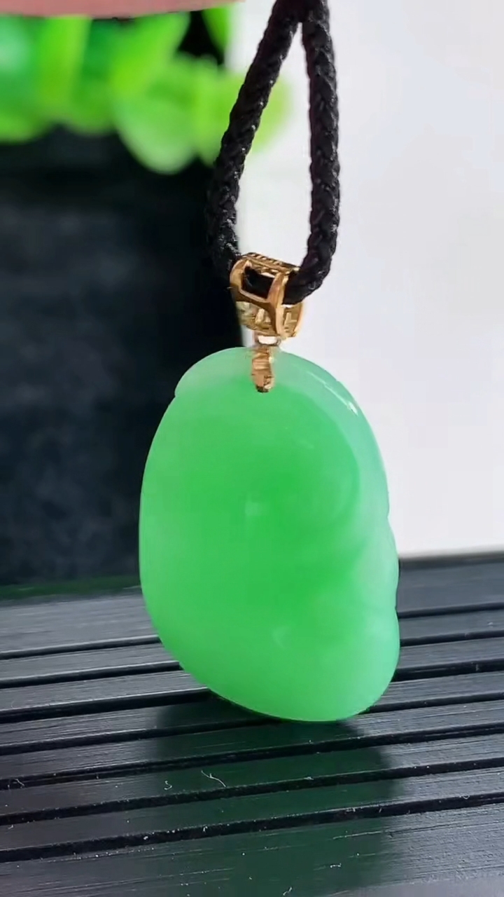 天然A货翡翠如意吊坠尺寸26-16-4重量:3.51g
4月17日