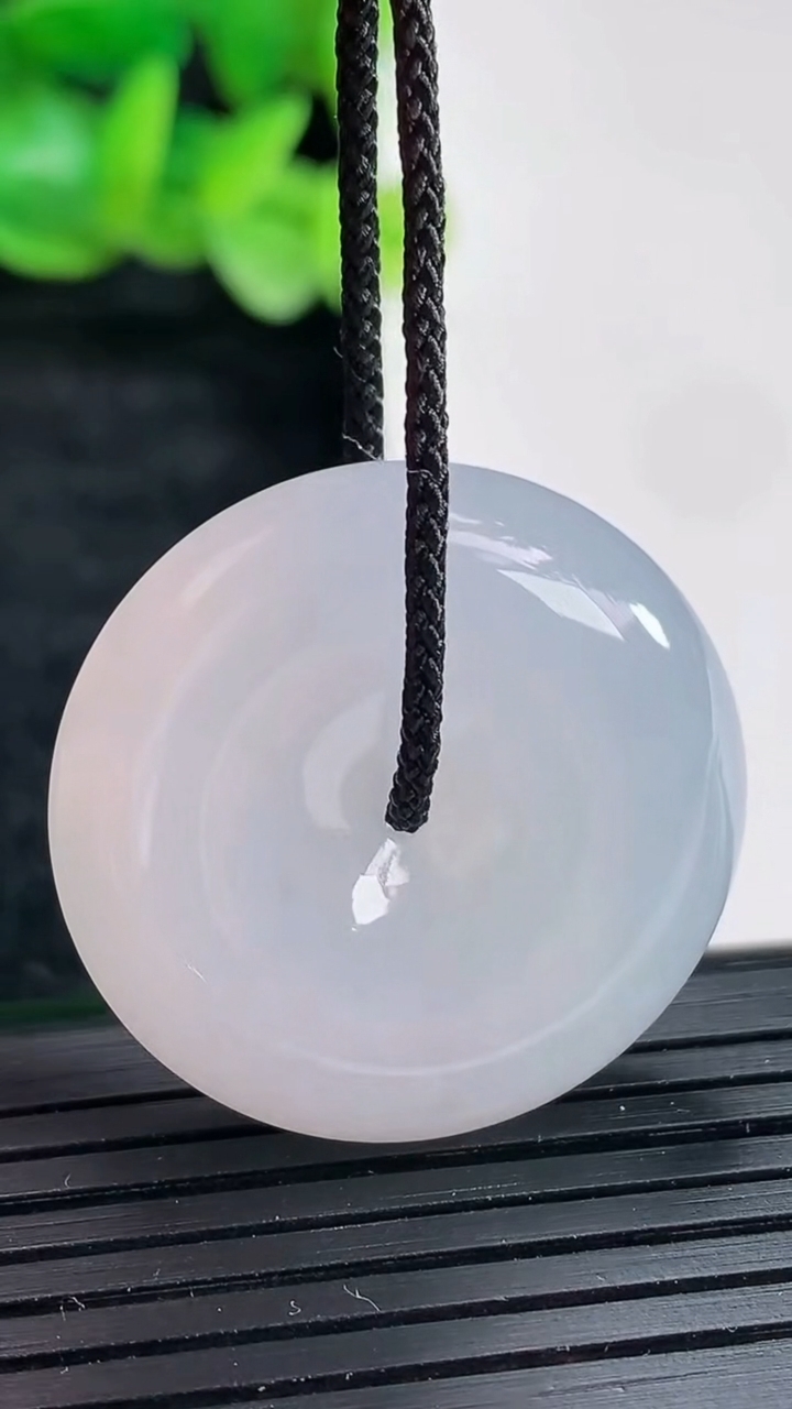 天然A货翡翠紫罗兰平安扣吊坠尺寸29-8.8重量:14.98g
4月17日