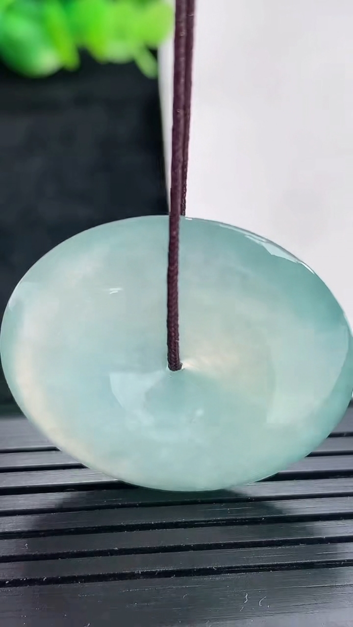 天然A货翡翠飘花平安扣吊坠尺寸32-5.2重量:11.38g
4月17日