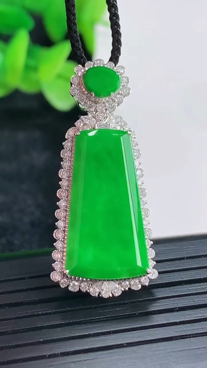 天然A货翡翠无事牌吊坠尺寸37-15.6-9，裸石23-12重量:4.64g
4月17日